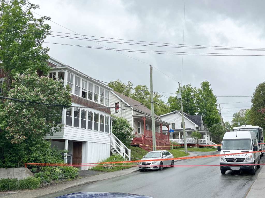 La victime a été retrouvée dans l'immeuble à logement qu'on voit à gauche sur la photo, situé sur la rue Morkill à Sherbrooke