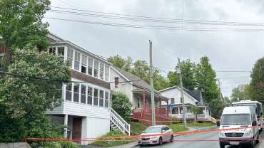 La victime a été retrouvée dans l'immeuble à logement qu'on voit à gauche sur la photo, situé sur la rue Morkill à Sherbrooke