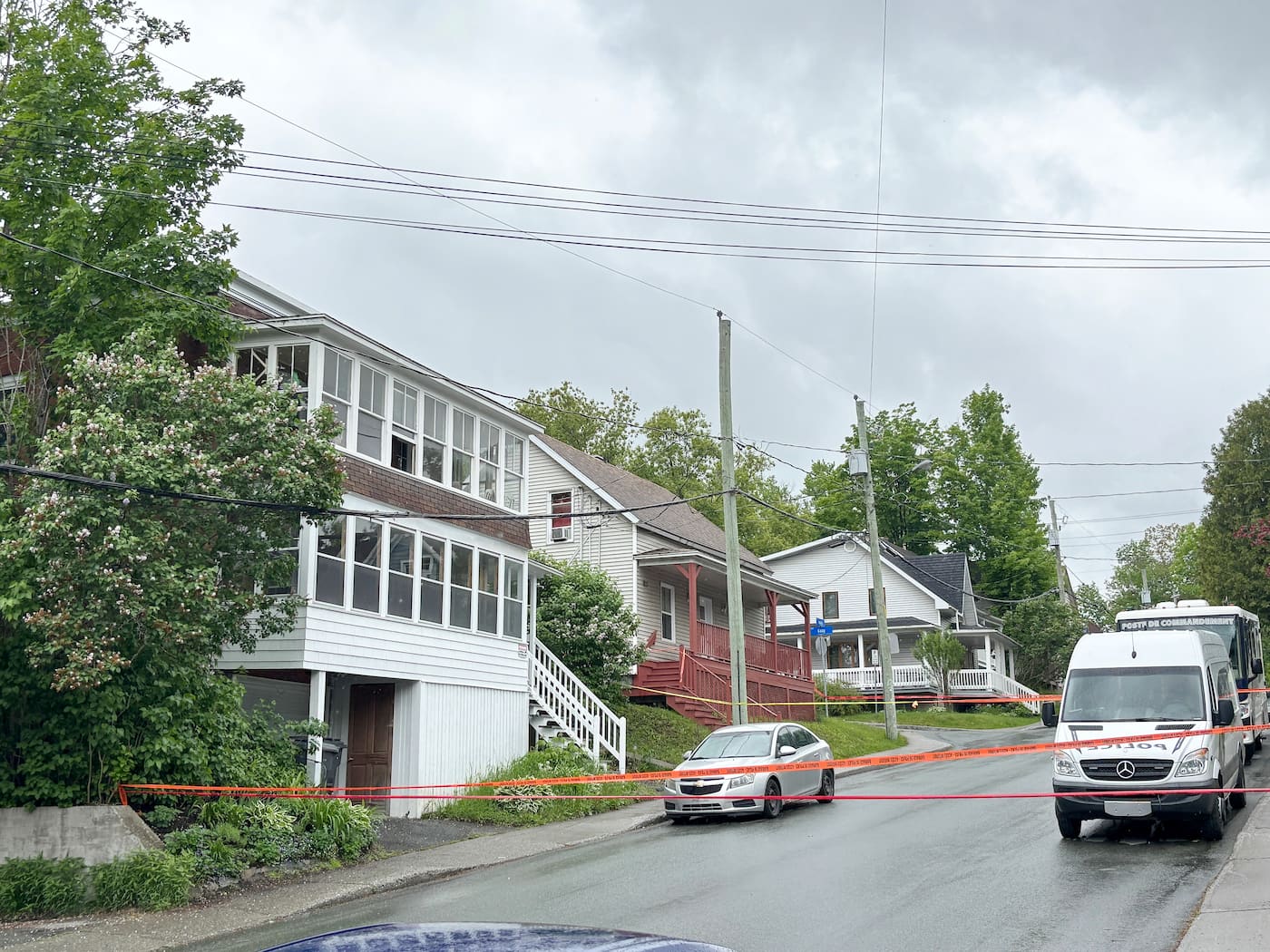 La victime a été retrouvée dans l'immeuble à logement qu'on voit à gauche sur la photo, situé sur la rue Morkill à Sherbrooke