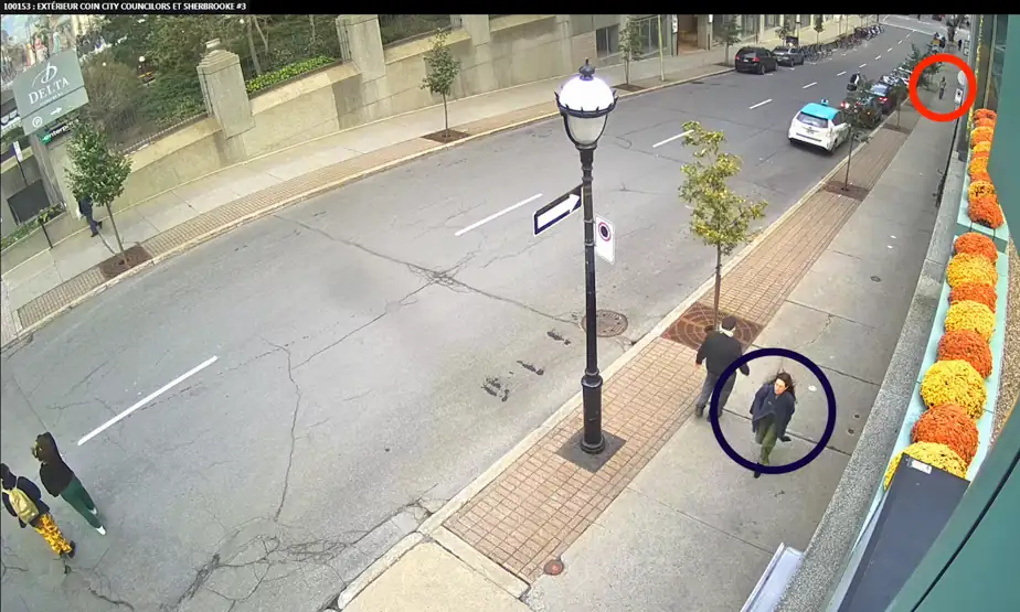 Sur cette vidéo prise quelques minutes avant le meurtre, on peut voir Romane Bonnier (cercle foncé) rue City Councillors, près de la rue Sherbrooke. Elle est suivie depuis plusieurs rues par son futur assaillant (cercle rouge).