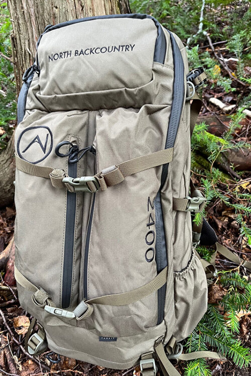 This technical bag is ideal for hunting and outdoor activities. It features an internal frame at the back for optimal ergonomics
